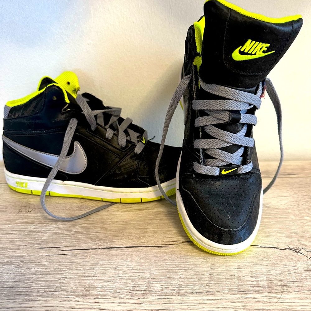 Nike mid top basketball shoes